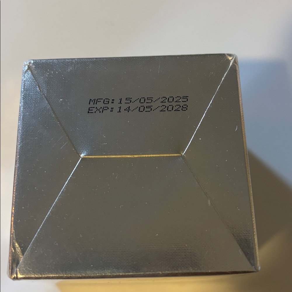 Keratine Queen Niacinamide Facial day Cream with Hyaluronic acid - Silver box - Picture 3 of 4